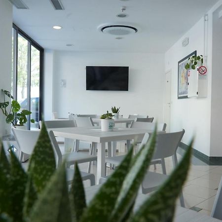 בלריה-איגאה מרינה Lively Hotel מראה חיצוני תמונה