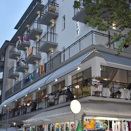 בלריה-איגאה מרינה Lively Hotel מראה חיצוני תמונה