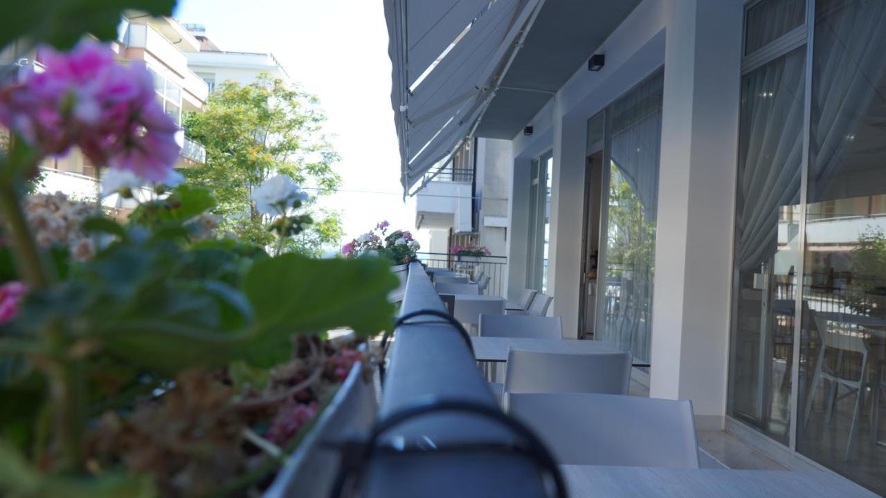 בלריה-איגאה מרינה Lively Hotel מראה חיצוני תמונה